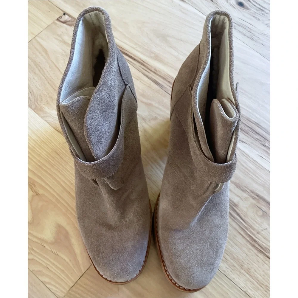 Ugg Australia Brienne Suede Leather Taupe tan Stack Heels Ankle Booties Boots 9